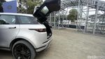 Range Rover Evoque Meluncur di Jakarta