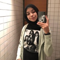  Beberapakali terlihat memakai kaus dari band Queen, Isabel Azhari berpose selfie di depan cermin dengan mengenakan kaus bergambar para personel band favoritnya itu. Isabel yang populer di Instagram dengan followers lebih dari 9.800 itu memadukannya dengan outer abu-abu dan hijab polos berwarna hitam. Foto: dok. instagram @isabel.azhari