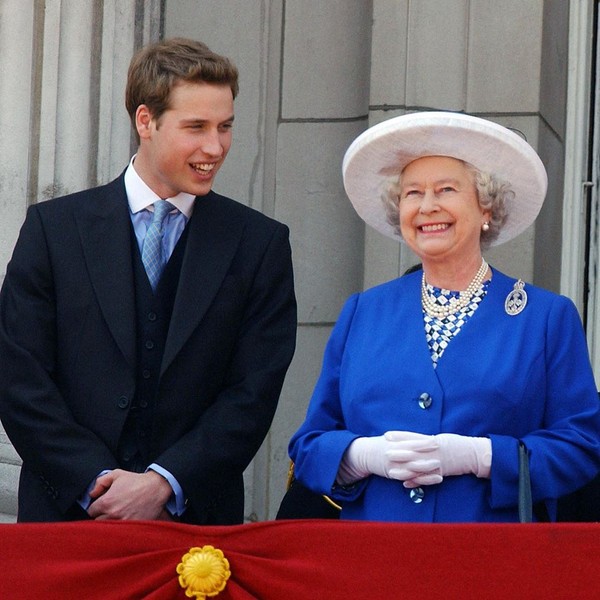 Ratu Elizabeth II bersama Pangeran William di balkon Istana Buckingham setelah acara Trooping the Colour Parade pada 13 Juni 2003. Foto: (Instagram)