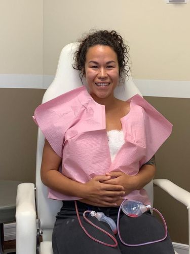 Sia Cooper setelah lepas implan payudara