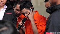 Salah satu tersangka sempat memperagakan cara menipu korban.