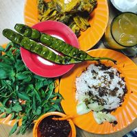 Makan Siang Pakai Pecel Ayam Enak di 5 Warung Tenda Ini