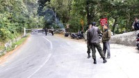 Pantauan detikcom, sejumlah petugas kepolisian dan Badan Penanggulangan Bencana Daerah (BPBD) Kabupaten Subang dan Bandung Barat tampak bersiaga di sekitar pintu masuk Taman Wisata Alam (TWA) Tangkuban Perahu.