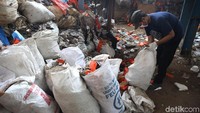 Sampah-sampah dikumpulkan dalam karung untuk direduksi.