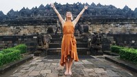Juri American Got Talent tersebut merasa tak ada lagi hal yang ditutupinya dari sang suami sehingga hubungan mereka jadi kian erat. Dok. Instagram/juleshough