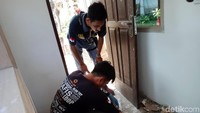 Tim Inafis memeriksa pecahan kaca di dalam pos jaga.
