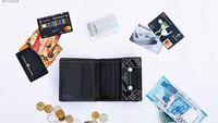 Ini dompet milik wanita berumur 27 dari Rusia bernama Irina. Isinya banyak kartu dan uang kertas. Istimewa/Boredpanda.