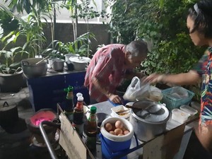 Netizen Beri Rp 462 Juta untuk Kakek Penjual Bubur yang Tak Laku