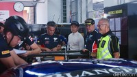 Rio Haryanto menatap cemas pada perbaikan mobil Ferrari 488 GT3.