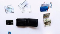 Dompet kecil milih Emre (21) dari Izmir, Turki, ini bisa memuat banyak barang. Istimewa/Boredpanda.