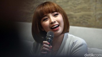 Begini gaya Kimi Hime saat memberikan keterangan pers.