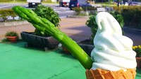 Di Hirata, Fukushima menyajikan es krim lembut bercita rasa asparagus dengan sepotong besar asparagus asli yang mencuat keluar. Fukushima adalah daerah penghasil asparagus terkemuka di Jepang, sehingga mereka menciptakan es krim ini. Foto: Istimewa