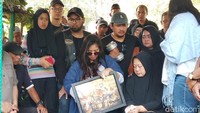 Isa melepas Agung Hercules dengan membawa aksesoris khas almarhum yakni barbel.