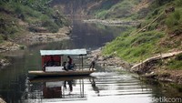 Perahu eretan yang menghubungkan Desa Bojong Kulur Kabupaten Bogor dan Desa Cikiwul Bekasi tersebut digunakan warga sebagai jalan alternatif.