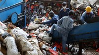 Petugas melakukan mengontrol operasi Pembangkit Listrik Tenaga Sampah.