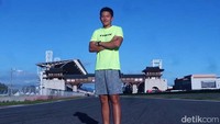 Rio bergaya dulu sebelum jembatan yang menghubungkan Grandstand dengan pit.
