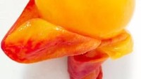 Ini bukan balon, melainkan buah peach yang kulitnya dikupas. Warna kuning menyala hampir menyerupai balon pada umumnya Foto: BuzzFeed