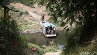 Tak sedikit warga yang memilih menggunakan jasa penyeberangan perahu eretan karena jarak tempuh yang lebih singkat jika dibandingkan menggunakan jalur darat.