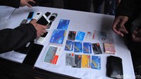 Sejumlah barang bukti diamankan dari tersangka. Saat dibekuk petugas kata Argo, kawanan ini memiliki uang tunai Rp 300 juta hasil penipuan serta uang Rp 500 juta di dalam rekening tampungan mereka. Aksi terakhir kawanan ini kata Argo dilakukan pada 8 April 2019 lalu dan dilaporkan oleh korban pada akhir Mei 2019 dan Juli 2019.