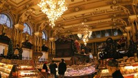 Di Moscow, Rusia. Pasar Yeliseyevsky ini terkenal dengan bangunan mewah, dipenuhi dengan kristal dan lampu chandeliers. Tampilannya yang mirip seperti galeri seni, membuat orang nyaman belanja makanan di sini. Foto: Istimewa