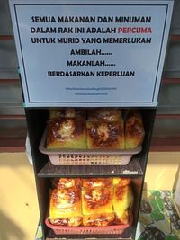 Inspiratif! Guru Ini Bagi-bagi Kue Gratis untuk Muridnya yang Tidak Mampu