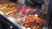 Detikcom menjajal dua restoran Indonesia di Melbourne, harga satu menu ala warteg dibanderol AU$ 12 alias sekitar Rp 120 ribuan. (Rahmayoga/detikcom)