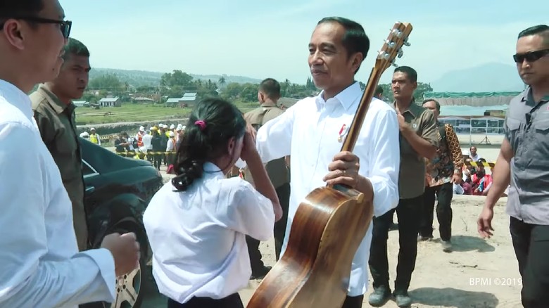 Saat Siswi SMP di Samosir Terobos Paspampres demi Beri Gitar ke Jokowi Saat Siswi SMP di Samosir Terobos Paspampres demi Beri Gitar ke Jokowi