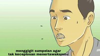 Bukannya gigit makanan, pria ini malah gigit sumpelan agar tak keceplosan tertawa. Ilustrasi WikiHow yang sederhana justru jadi daya tarik sendiri. Foto: Istimewa