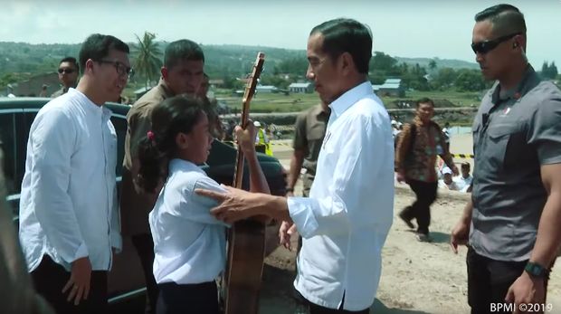 Saat Siswi SMP di Samosir Terobos Paspampres Demi Beri Gitar ke Jokowi