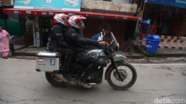 Darius Ajak Donna Keliling India Naik Motor