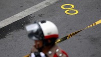 Dilansir dari CNN Indonesia, media lokal mengabarkan dua petugas kebersihan jalanan terluka akibat ledakan tersebut. Soe Zeya Tun/Reuters.