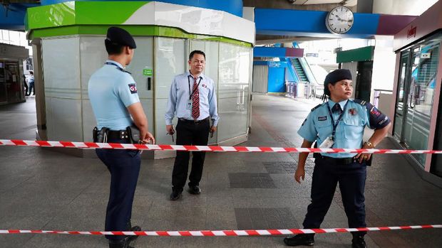 Salah satu lokasi ledakan bom di Bangkok diberi garis polisi