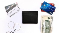 Dompet milik Priya yang tinggal di Amerika Serikat (AS). Wanita berumur 27 ini tidak terlalu banyak menyimpan barang di dompetnya. Istimewa/Boredpanda.
