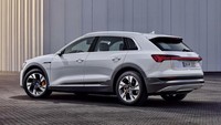Audi E-Tron 50 dikatakan bakal menggendong baterai 71 kWh. Foto: Pool (autocar)
