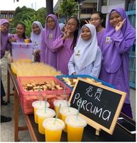 Inspiratif! Guru Ini Bagi-bagi Kue Gratis untuk Muridnya yang Tidak Mampu