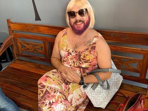 Istri Meninggal, Pria Ini Berdandan Jadi Wanita di Hari Ibu Demi Anak