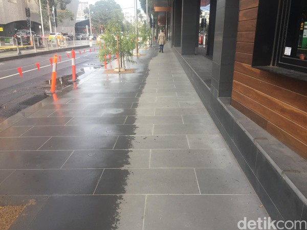 Jalur pedestrian di sini dibuat lebar dan nyaman sehingga membuat para pejalan kaki serasa dimanjakan. (Rahmayoga/detikcom) Jalur pedestrian di sini dibuat lebar dan nyaman sehingga membuat para pejalan kaki serasa dimanjakan. (Rahmayoga/detikcom)