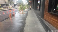 Jalur pedestrian di sini dibuat lebar dan nyaman sehingga membuat para pejalan kaki serasa dimanjakan. (Rahmayoga/detikcom)