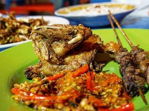 Makan Siang Pakai Pecel Ayam Enak di 5 Warung Tenda Ini