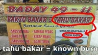 Pedagang kaki lima yang satu ini jualan bakso dan tahu bakar. Tapi ada yang lucu dari tulisan tahu bakarnya nih, kenapa jadi know burn? Foto: istimewa