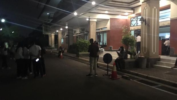 Pengunjung hotel berlarian keluar.
