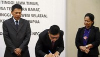 Penandatanganan dilakukan oleh Direktur SDM PT Indonesia Power Okto Rinaldi Sagala dengan Kepala Kejaksaan Tinggi di Wilayah Kerja Unit Pembangkit dan lokasi pengembangan Unit Pembangkit Indonesia Power bagian tengah dan timur Indonesia. Hadir dan turut menyaksikan acara ini PLT Direktur Utama PT PLN (Persero) Djoko Abumanan, Direktur Pengadaan Strategis I PT PLN (Persero) Sripeni Inten Cahyani, Direktur Bisnis Regional Maluku Papua Ahmad Rofiq, Direktur Utama PT Indonesia Power M. Ahsin Sidqi, bersama Jaksa Agung Republik Indonesia H. M. Prasetyo dan Jaksa Agung Muda Perdata dan Tata Usaha Negara (JAMDATUN) Loeke Larasati. Istimewa/Dok. Indonesia Power.