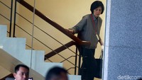 Sallywati diperiksa KPK terkait kasus dugaan suap yang menjerat Emirsyah Satar. Usai diperiksa KPK, Sallywati nampak menghindari awak media dan tak banyak bicara saat keluar meninggalkan gedung lembaga antirasuah tersebut.