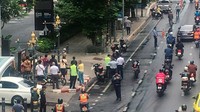 Terkait dengan sejumlah ledakan yang mengguncang kota Bangkok, Perdana Menteri Thailand, Prayut Chan O Cha meminta warga untuk tidak panik dan tetap tenang. Petugas kepolisian pun dikerahkan untuk mengamankan dan mengendalikan situasi. TWITTER @YRNMXSK via Reuters.