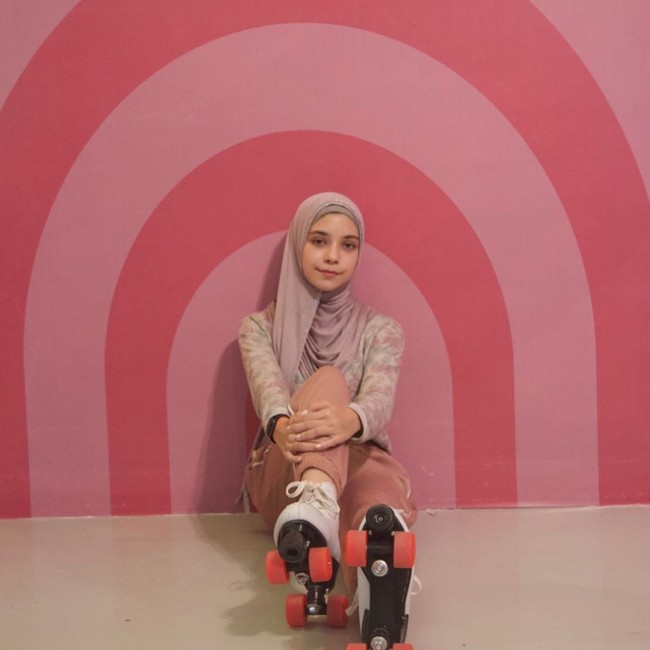 Isabel terlihat feminim serba pink saat bergaya dengan memakai sepatu roda. Anak kelima Ayu Azhari dan Mike Tramp ini memadukan pashmina dusty pink dengan atasan bermotif nuansa pink yang selaras dengan latar belakang fotonya. Foto: dok. instagram @isabel.azhari