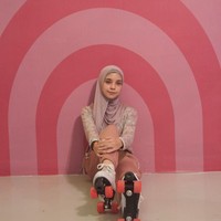 Isabel terlihat feminim serba pink saat bergaya dengan memakai sepatu roda. Anak kelima Ayu Azhari dan Mike Tramp ini memadukan pashmina dusty pink dengan atasan bermotif nuansa pink yang selaras dengan latar belakang fotonya. Foto: dok. instagram @isabel.azhari