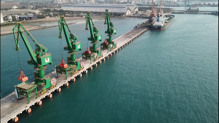 PT Krakatau Bandar Samudera sebagai operator Pelabuhan Cigading di Cilegon, Banten telah menyelesaikan dua dermaga baru yaitu dermaga 7.1 dan 7.2 dengan kapasitas 3,5 juta ton, sehingga total kapasitas bongkar muat Pelabuhan Cigading menjadi 25 juta ton per tahun, hal tersebut menjadikan Pelabuhan Cigading sebagai pelabuhan curah kering terbesar di Indonesia.