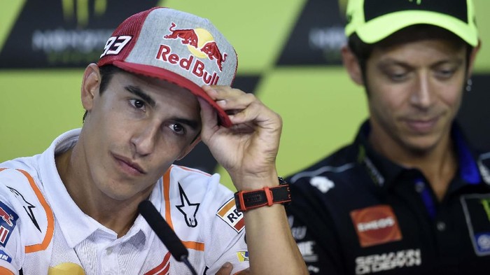Repsol Honda Moto GPs Spanish rider Marc Marquez listens next to Movistar Yamaha Moto GPs Italian rider Valentino Rossi (R) during a press conference ahead of the Moto GP Czech Grand Prix in Brno, Czech Republic on August 1, 2019. (Photo by Michal CIZEK / AFP)