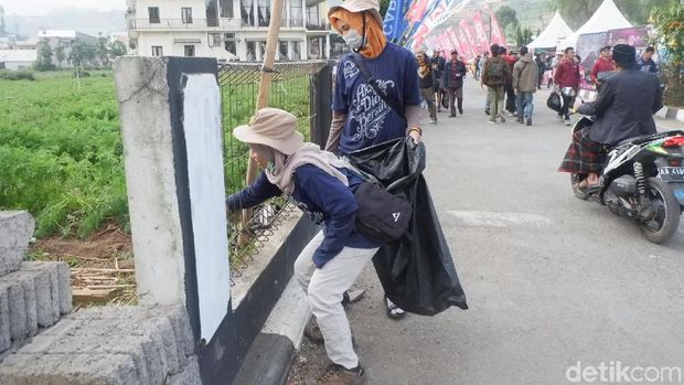 Jelang Dieng Culture Festival, Wisatawan Bersih-bersih di Sekitar Lokasi