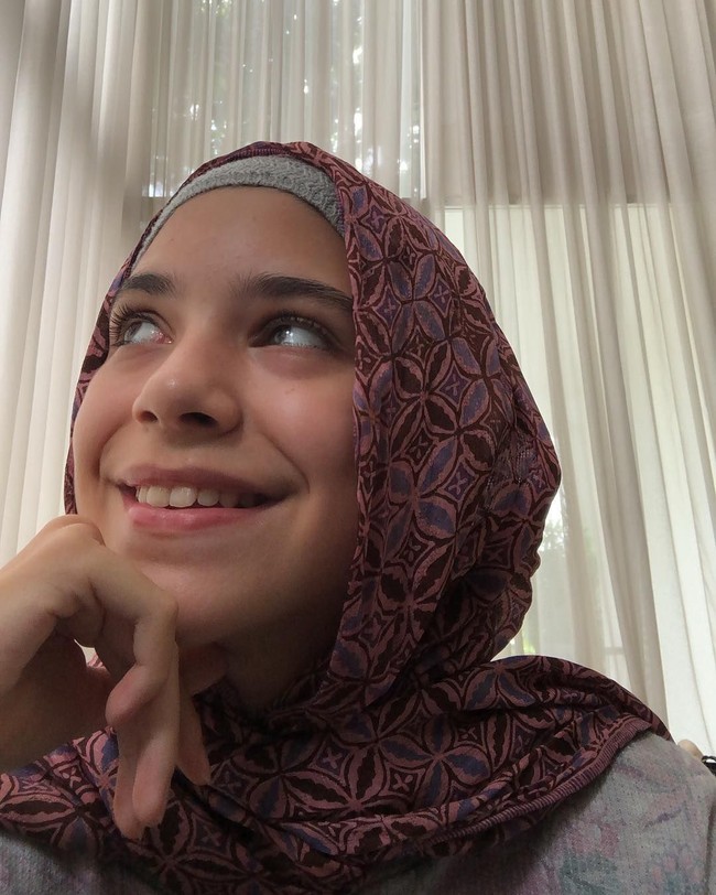 Isabel Azhari yang kecantikannya dan bola mata indahnya kerap dipuji netizen tampil simpel memakai inner rajut dan pashmina motif batik kawung yang ia sampirkan ke bagian belakang tanpa jarum pentul. Foto: dok. instagram @isabel.azhari